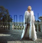 19-07-2003 Monique Collignon couture, July 19, 2003.

[keywords]Model, Dress, Feather Coat[/keywords]